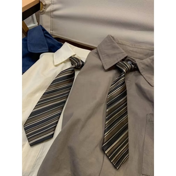 2024 Retro Skjorta Herr Sommar Hong Kong Stil Student Lös Nisch Design Roliga Nya Herrkläder Toppar Ytterkläder Brown M