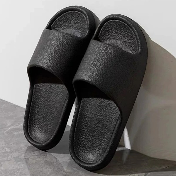 2024 Sommar Tofflor Män Kvinnor Mjuk Inomhus Hem Flat Sandaler Mode Flip Flops Strand Skor Man Par Icke-Slip Badrummer Bilder A-Black 40-41