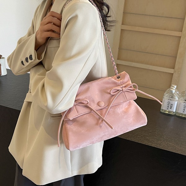 Nischdesignväska dam 2024 vår/sommar ny mode senior sense axelväska trendlinje explosiv crossbodyväska Creamy-White