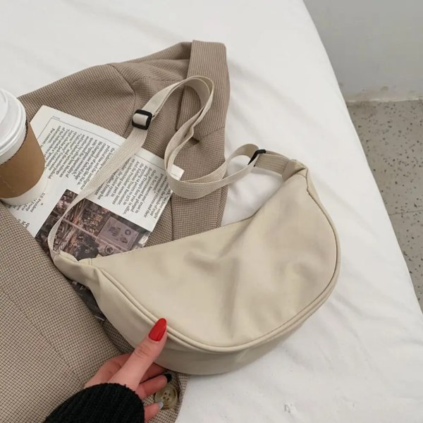 Trendig vintage för flickor Handväska i massiv nylon enkla axelväskor Crossbody-väska Koreanska dumplingväskor Kvinnor Messenger-väskor beige