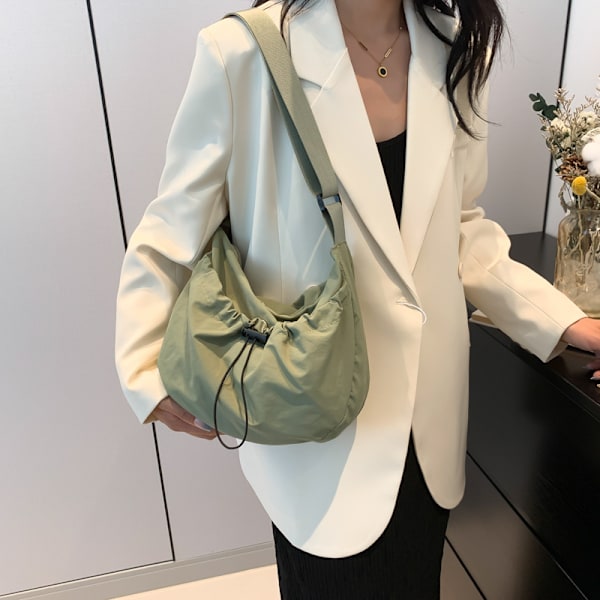 Miumiu Väska Kvinnlig 2024 Ny Populär Mode Casual Axel Väska Med Stor Kapacitet Tvärkropp Väskans Klass Pendelväskan White
