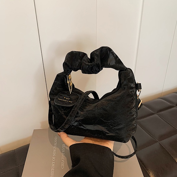 Plesade Små Handväskor Kvinnors 2024 Våren Och Sommaren Nytt Moderik Stilfulla Axel Väska Hipster Crossbody Nya Måne Väskan Green