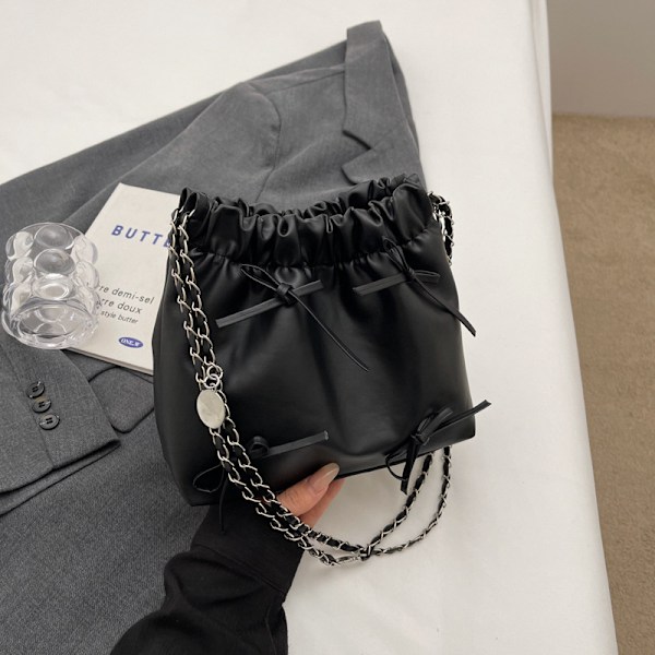 2024 Spring Style Bow Chain Väska Kvinnlig Partsu Axelpåse Kvinnlig Solid Färg Mjuk Läder Pleated Bucket Bag Ti Ti Det Black