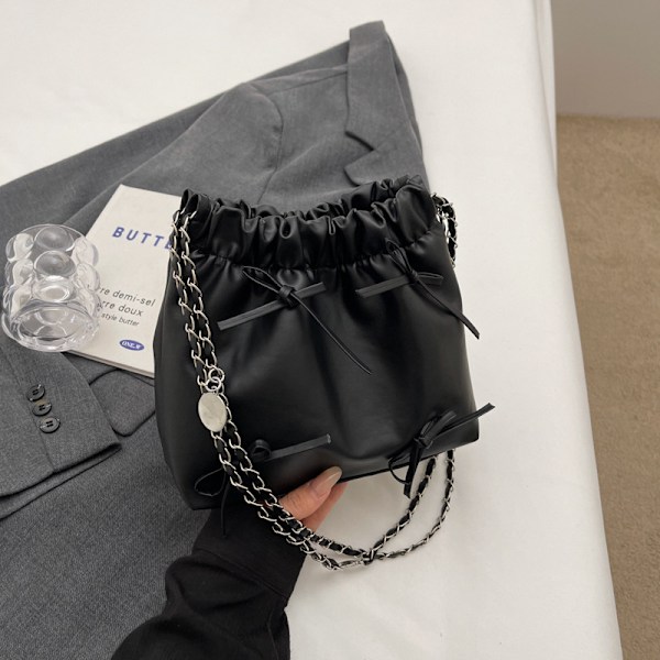 2024 Spring Style Bow Chain Väska Kvinnlig Partsu Axelpåse Kvinnlig Solid Färg Mjuk Läder Pleated Bucket Bag Ti Ti Det Silver