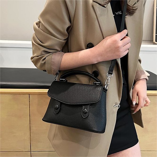 Dam 2024 Ny Snygg Snygg Handväska Med Pendlarstruktur Enkelt Axelband Crossbody Väska Black Ribbon Pendant