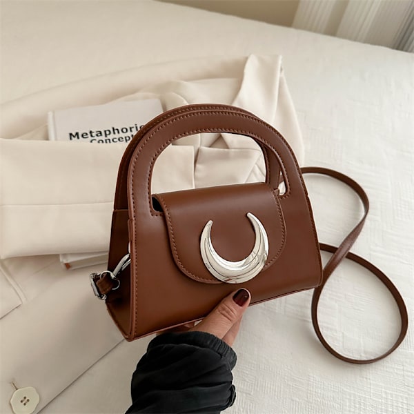 Moon Buckle Bag För Kvinnor 2024 Sommar Ny Casual Solid Färg Axel Väska Damer Vackra Personliga Handväskan Silver