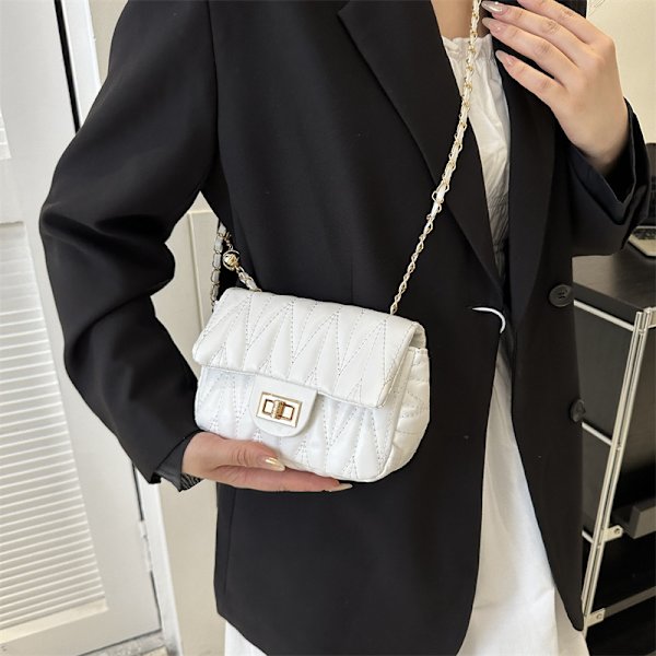 Vår 2024 Ny Mode Enkel Axel Väska Enkel Western Style Axel Väska Liten Kvadrat Väska Kedja Trendy Crossbody Väska Axer Väskan Black