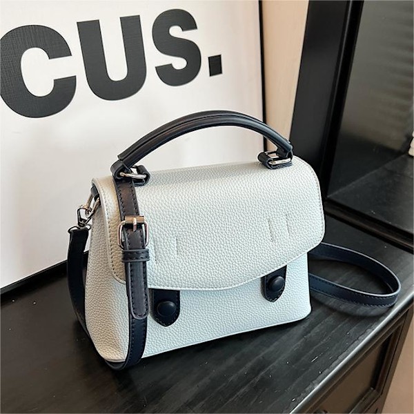 Dam 2024 Ny Snygg Snygg Handväska Med Pendlarstruktur Enkelt Axelband Crossbody Väska White With Pendant