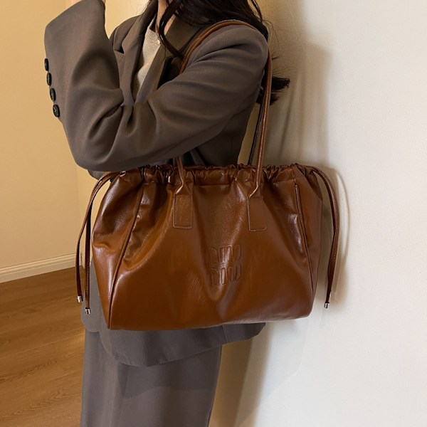 Casual Mjuk Yta Stor Kapacitet Väska Kvinnor 2024 Ny Mode Retro Axel Underarm Väska Utländsk Stil Tote Väskan Brown