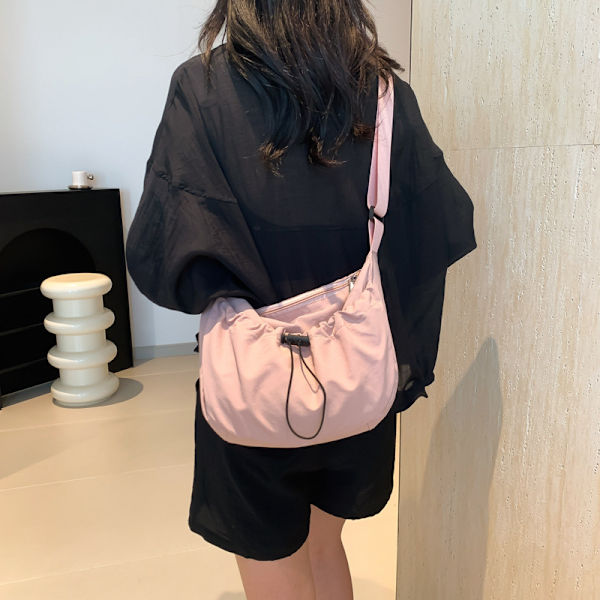 Miumiu Väska Kvinnlig 2024 Ny Populär Mode Casual Axel Väska Med Stor Kapacitet Tvärkropp Väskans Klass Pendelväskan Black