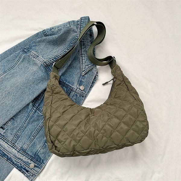 Tämän vuoden muoti rombi yksi olkalaukku naisille 2023 talvi uusi rento yksivärinen crossbody-laukku dumpling-laukku muoti Black