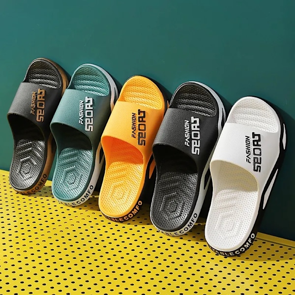 Sommar Sandaler Icke-Slip Slitmotståndiga Badrum Tofflor Mjukt Löst Home Skor Mäns Brev Beach Flip Flops Älskare Sko. black 42-43