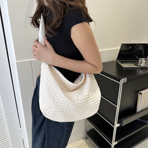 Stor Kapacitet Fashionable Enkel Nylon Tyg Pleated Casual Taske 2023 Efteråret Nye Særlige Skulder Crossbody Dumpling Tasken Pink