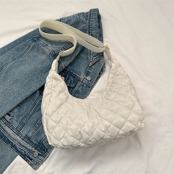 Tämän vuoden muoti rombi yksi olkalaukku naisille 2023 talvi uusi rento yksivärinen crossbody-laukku dumpling-laukku muoti Black