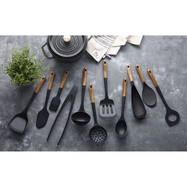 STAUB redskaber - serveringsske, 31 cm, sort silikone, akacietræ