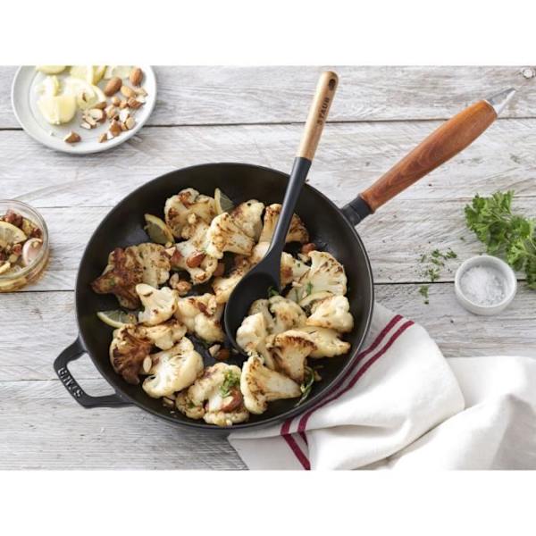STAUB redskaber - serveringsske, 31 cm, sort silikone, akacietræ