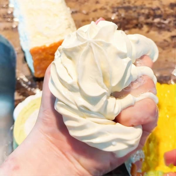 Fløderulle Squishy Legetøj, Squishy Kage, Langsomt Stigende Klemmelegetøj, Klæbrige Squishies Lavet af Hånd Silikone Fidget Klemmelegetøj, Stresslindring & Samling White