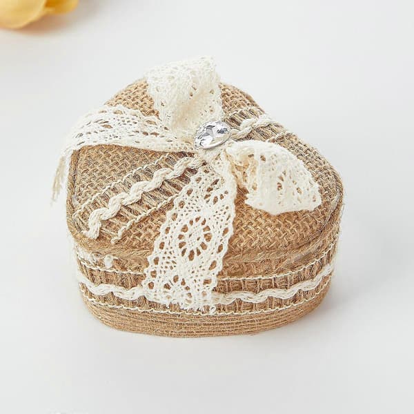 Rustikk hjerteformet ringpute i burlap med blondebue, 8x8 cm