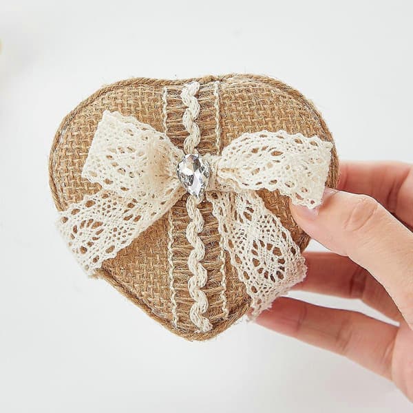 Rustikk hjerteformet ringpute i burlap med blondebue, 8x8 cm