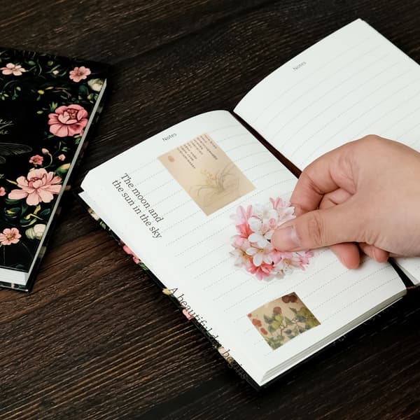 2 stk. notesbøger med sommerfugle- og blomsterserie, limfri indbinding, vandrette stribede indersider, studenterdagbøger