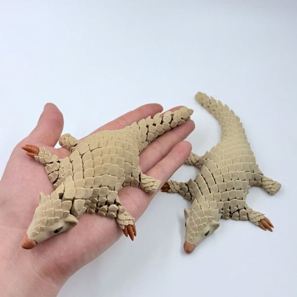 To 3D-printede pangolin dekorative skrivebordspynt og samleobjekter