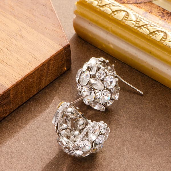 Diamantbesatte funklende krystaløreringe, diskret luksus, minimalistiske og sofistikerede, perfekte til hverdagsbrug.