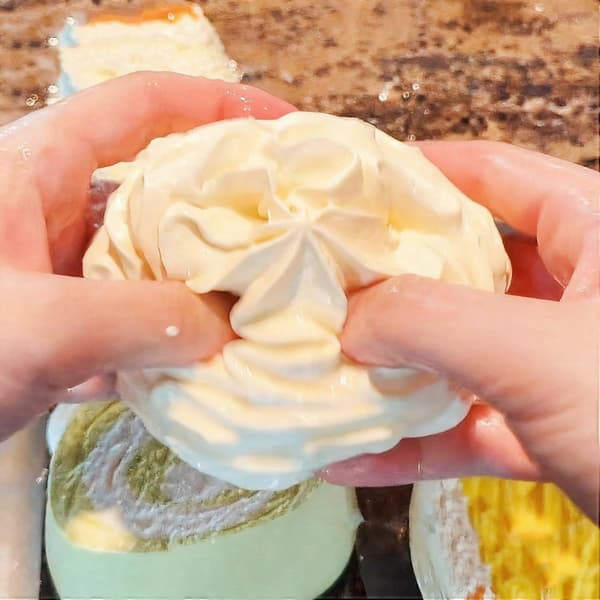 Fløderulle Squishy Legetøj, Squishy Kage, Langsomt Stigende Klemmelegetøj, Klæbrige Squishies Lavet af Hånd Silikone Fidget Klemmelegetøj, Stresslindring & Samling White