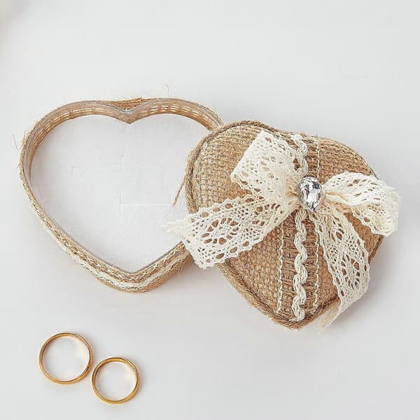 Rustikk hjerteformet ringpute i burlap med blondebue, 8x8 cm