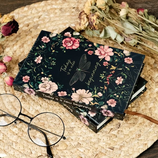 2 stk. notesbøger med sommerfugle- og blomsterserie, limfri indbinding, vandrette stribede indersider, studenterdagbøger