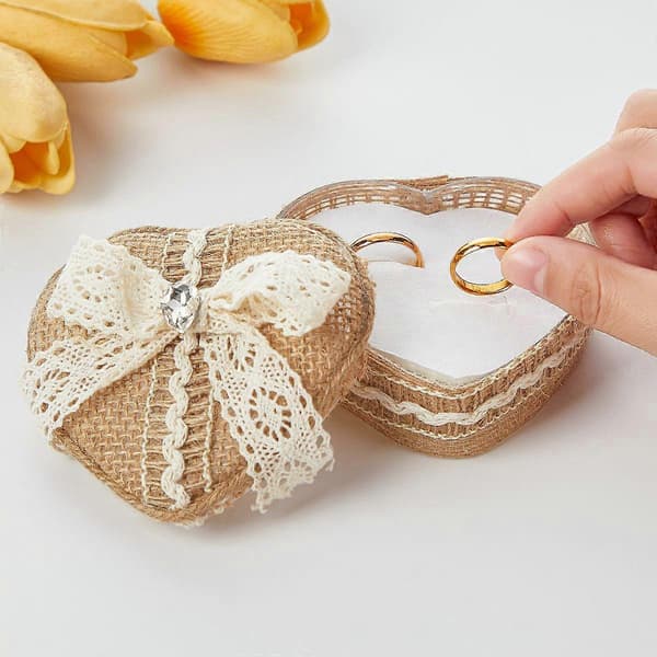 Rustikk hjerteformet ringpute i burlap med blondebue, 8x8 cm