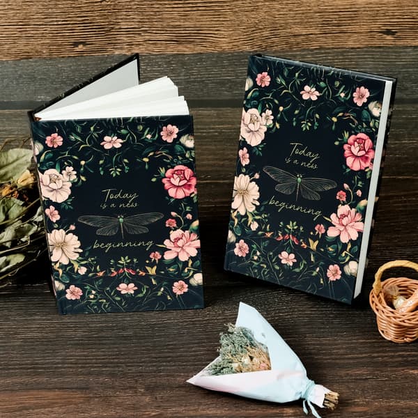 2 stk. notesbøger med sommerfugle- og blomsterserie, limfri indbinding, vandrette stribede indersider, studenterdagbøger