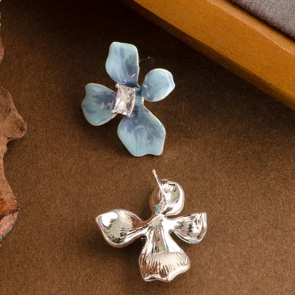 Diamantbeströdda, droppande blomörhängen, blå irisstil, sofistikerade och eleganta, perfekta för vardagsbruk.