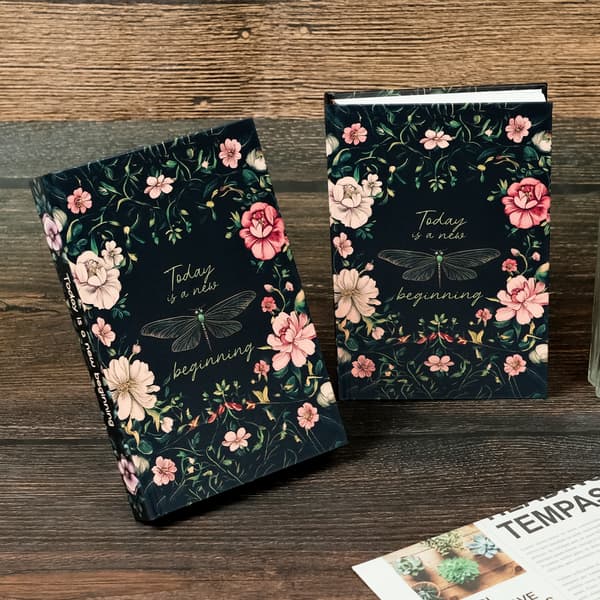 2 stk. notesbøger med sommerfugle- og blomsterserie, limfri indbinding, vandrette stribede indersider, studenterdagbøger