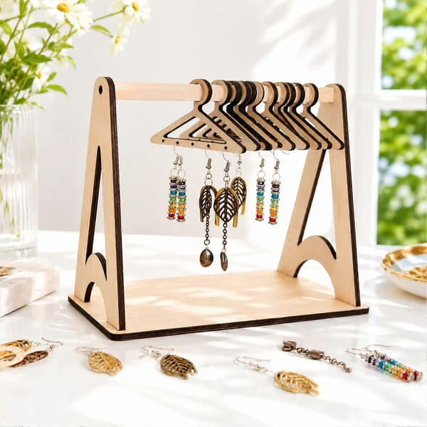 Smykkeorganisator i træ - Pladsbesparende og elegant - til studio-udstilling 1