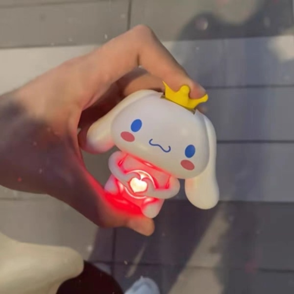 Stemmen er mere end hjertet. Cinnamoroll er sød med en lampe og en kærlig form. Tik Tok giver sin kæreste en hjerteformet julegave.
