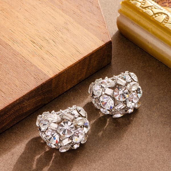 Diamantbelagte glitrende krystalløreringer, diskret luksus, minimalistiske og sofistikerte, perfekte for hverdagsbruk.