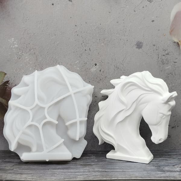 Hesteskulptur med flydende manke Silikoneform til håndlavet lysgipsfigur