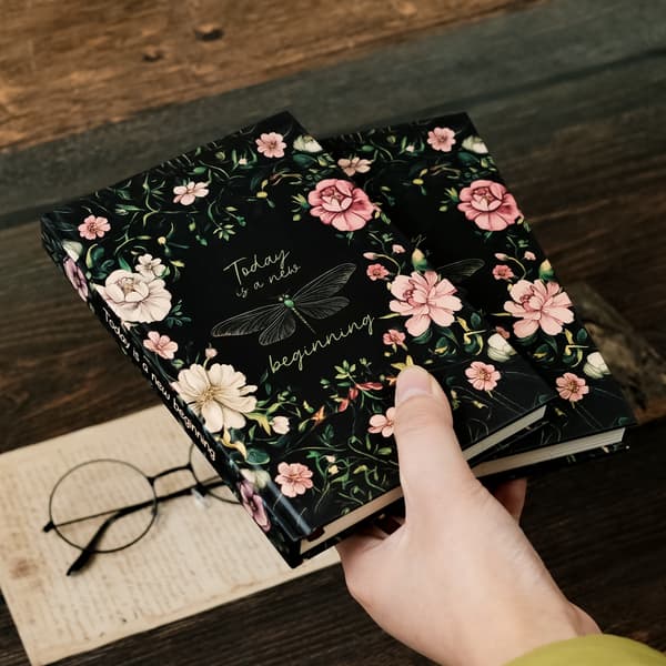 2 stk. notesbøger med sommerfugle- og blomsterserie, limfri indbinding, vandrette stribede indersider, studenterdagbøger