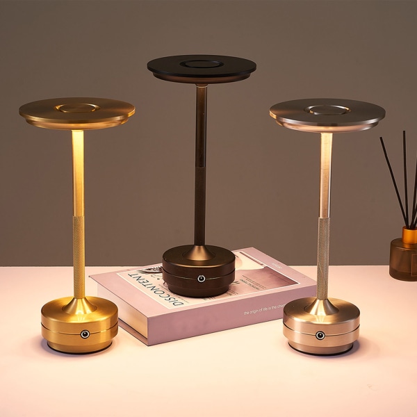 LED-bordslampa Justera ljusstyrka 360 grader Belysning Snabbladdning Aluminium Bordslampa Svart
