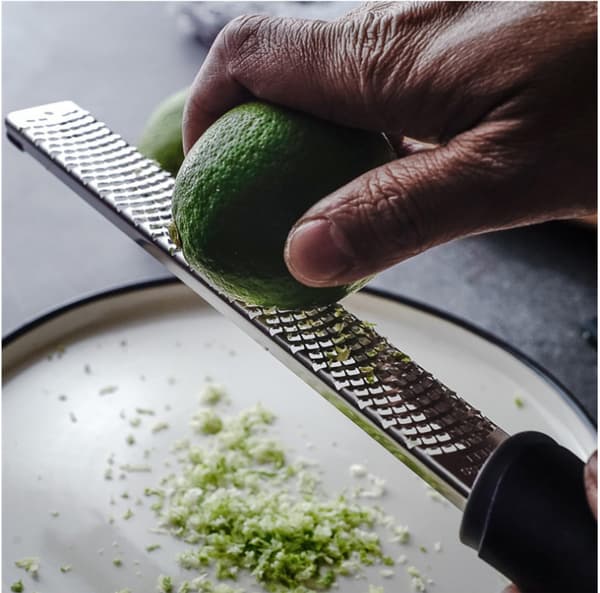 Citron Zester Rivjern Mikro Rivning Værktøj til Rivning Køkken Gadget til Fint Rivning Chokolade og Mere, Rustfrit Stål, Sort
