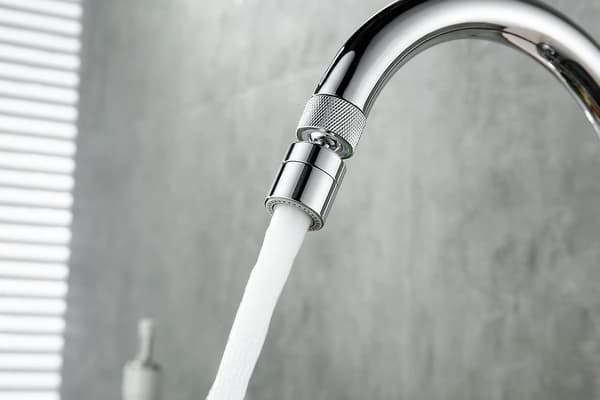 Svingbar haneudlufter, vandbesparende hane, justerbar køkken- og badeværelseshane, messingboblefilter med dyseadapter (1 stk., sølv)