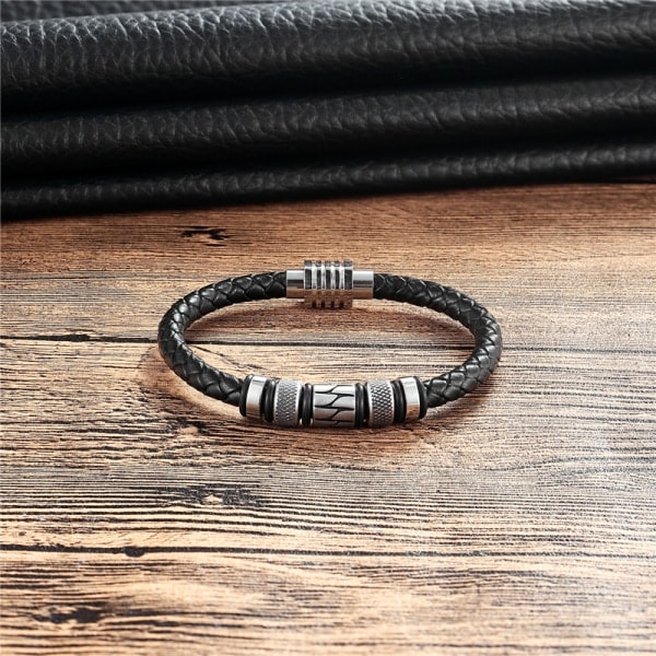 Sort læderarmbånd og rustfrit stålperler