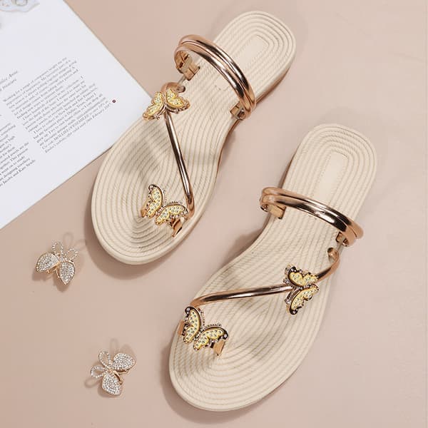 Tøfler med flip-flop-design med rhinsteiner og sommerfugldekorasjon