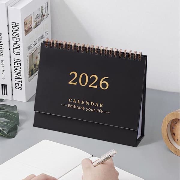 Bordkalender 2025-2026, 19 x 16 cm, Sort. Sort