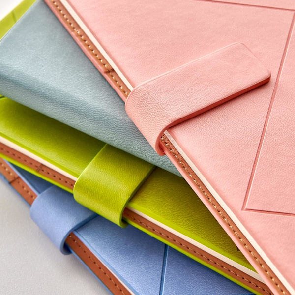 A5 Notebook Minimalistisk Linjerad Anteckningsbok Journal Med Konstläder Hårdpärm, 3D Magnetiskt Spänne, Present till Kvinnor Män Lärare Kontor Skola (Grön)