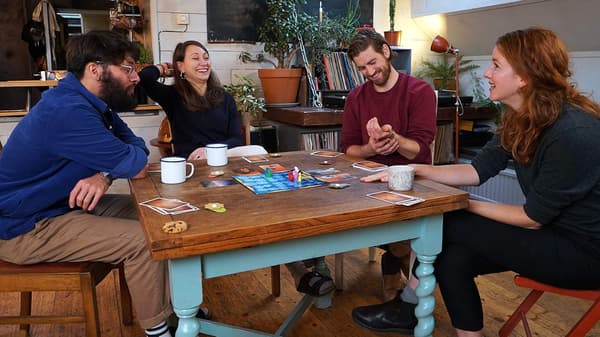 Dixit | Brætspil | Alder 8+ | 3 til 8 spillere | 30 minutters spilletid