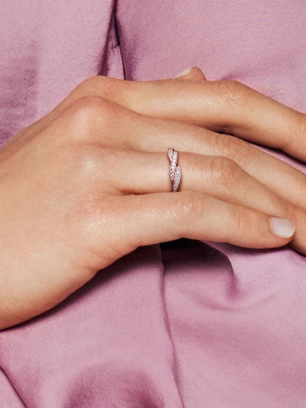 Pandora - Glittrande Ring med Vridna Linjer - 14k roséguldplätering Circumference: 52mm