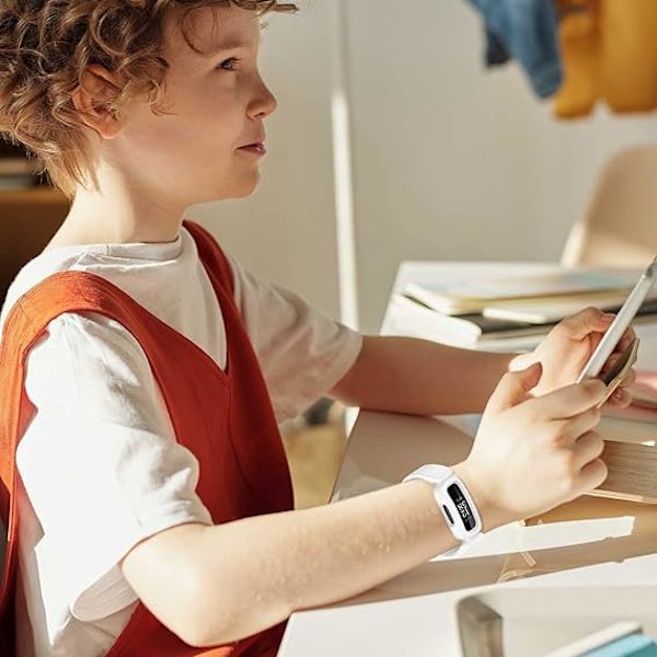 Remmer kompatibel med Fitbit Ace 3 for Kids, myk silikon vanntett armbånd tilbehør sportsklokke stropp erstatning for Fitbit Inspire 2/Ace 3 White