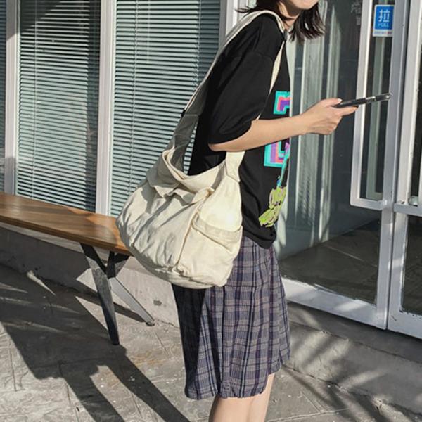 Klassisk unisex-budväska, vattentätt material och iögonfallande design Beige