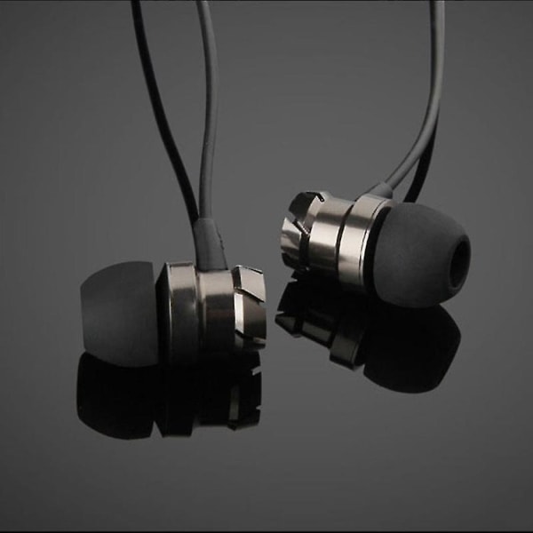 3,5 mm:n langallinen kuulokemikrofoni turbobassokaiutin ja vehnälangalla ohjattavat kuulokkeet korvassa